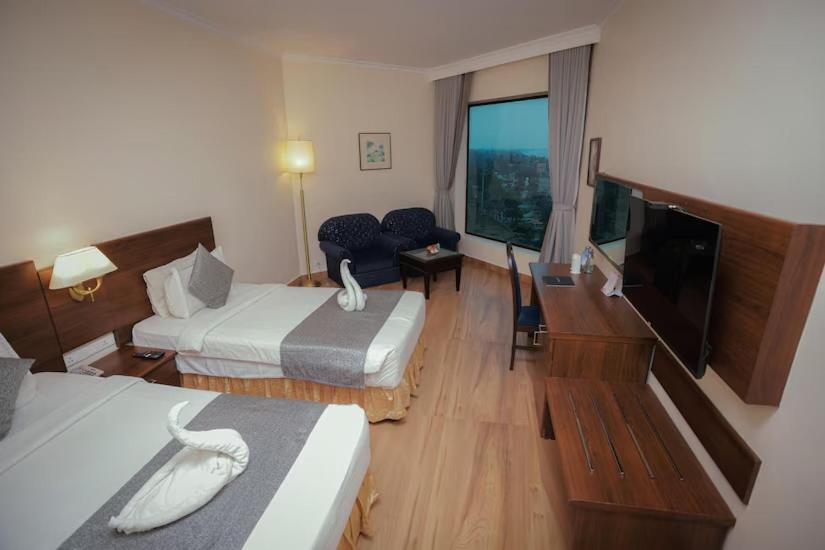 The Quilon Beach Hotel And Convention Center Kollam Dış mekan fotoğraf